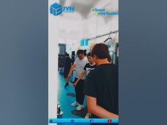 Πελάτης επισκέπτεται το εργοστάσιο JYH